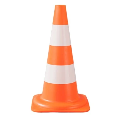 Cone de trânsito de plástico na rua